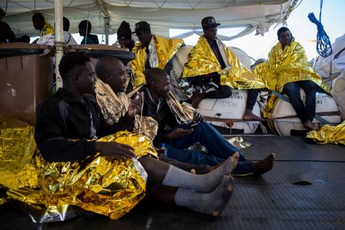 Sea Watch, i migranti sfidano il governo: "Ora che cosa volete da noi?"