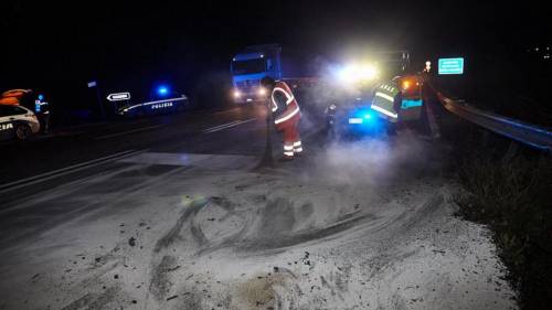 Piacenza, auto si schianta e prende fuoco: un morto e un ferito grave