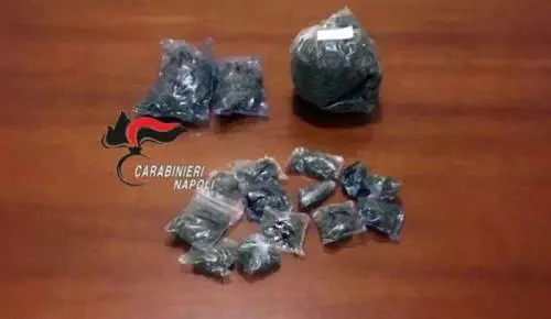 Pusher 17enne aspettava i clienti isolani sul molo per consegnargli la droga
