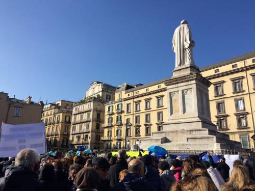 Napoli, una "marea azzurra" protesta per la vivibilità