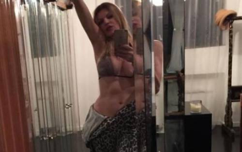 Rita Rusic provoca i suoi follower: spogliarello su Instagram