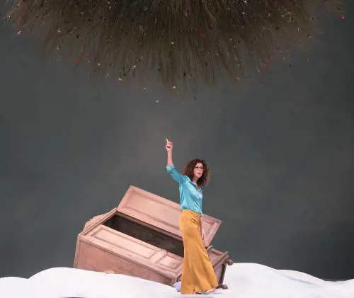 La terra sta poco bene e Teresa Mannino ride: "Sistemeremo tutto"