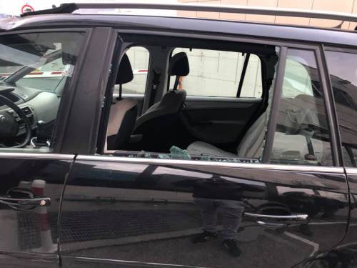 Bolzano, migrante prende a sprangate le auto e picchia agenti