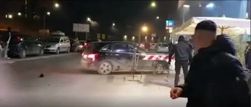 Roma, lite in discoteca: sale in auto e investe buttafuori