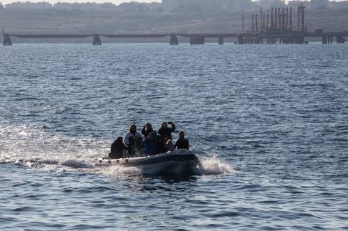 Chiuso il mare intorno alla Sea Watch: ma il Pd va in sfilata sulla nave