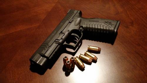 Bimbo spara alla mamma: la pistola nascosta sotto il materasso