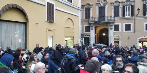"Fate sbarcare i migranti". ​In piazza la sfilata buonista per Sea Watch