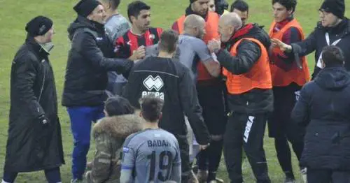 Follia in Lucchese-Alessandria: la testata dell'allenatore dei toscani scatena una maxi rissa