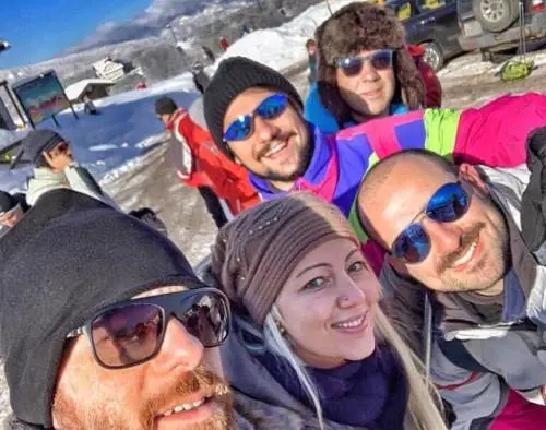 I deputati M5s in "missione" sulla neve con sci e slittino