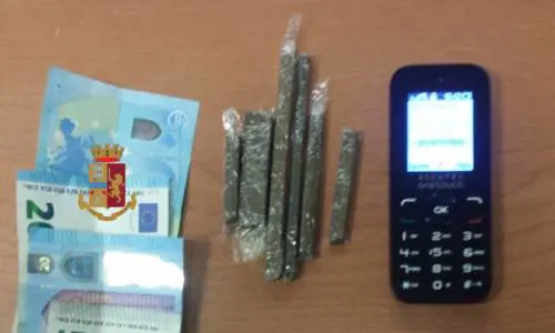La droga ordinata per telefono, poi dei giovani la consegnavano