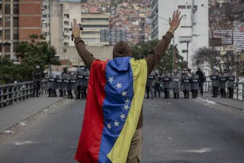 Venezuela, anche il generale dell'aeronautica contro Maduro: "Guaidó è il nostro presidente, difendiamolo"