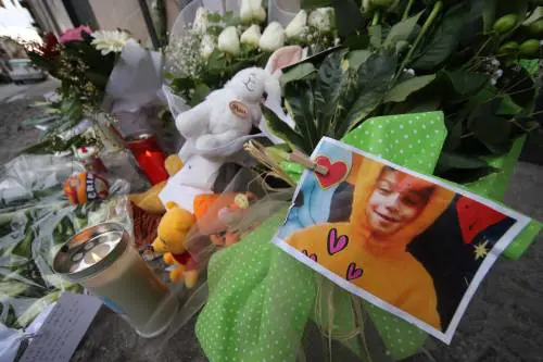 A Cardito fiori, messaggi e orsacchiotti per Giuseppe