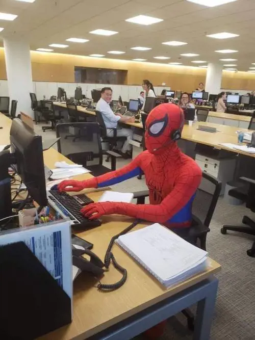 Ultimo giorno di lavoro da supereroe: l'impiegato si veste da Uomo Ragno