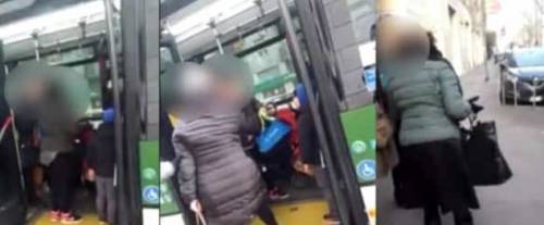 Milano, donna con il velo presa a schiaffi sul bus da un'anziana