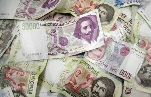 Muore la nonna, i familiari trovano un milione di lire nascosto in un muro