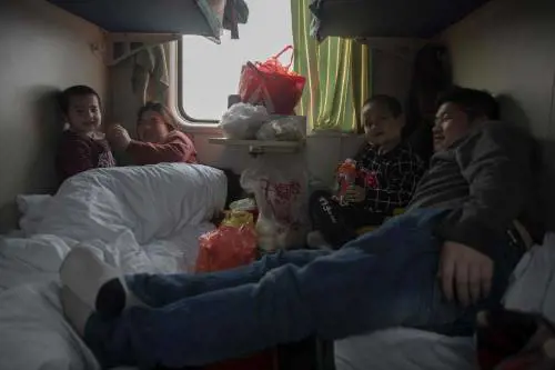 La grande marcia dei cinesi per Capodanno: "Il Paese torna a onorare le sue origini"