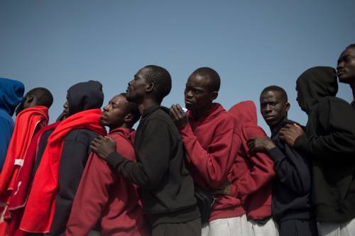 Massacrano di botte i migranti pur di farli imbarcare per l'Italia