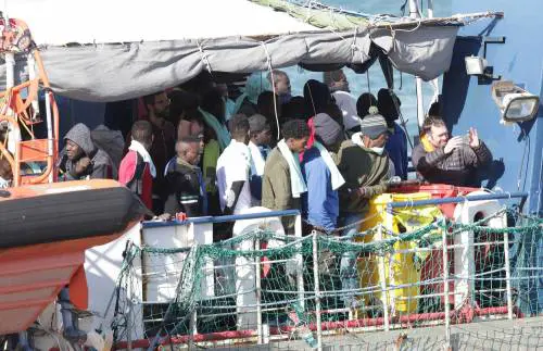 Sea Watch, i migranti arrivano a Catania