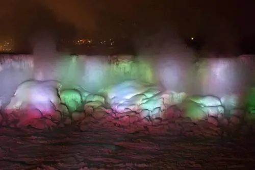 Maltempo negli Usa: le cascate del Niagara sono ghiacciate