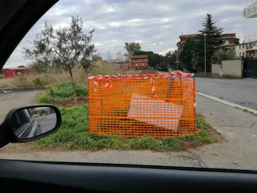 Crollata a terra e immersa nel degrado la targa dedicata a Benedetta Ciaccia, vittima dei jihadisti