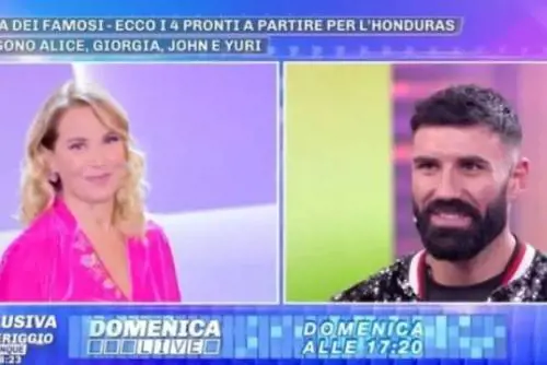 Isola dei Famosi, John insulta la D'Urso. Alda D'Eusanio: "Sei un imbecille"