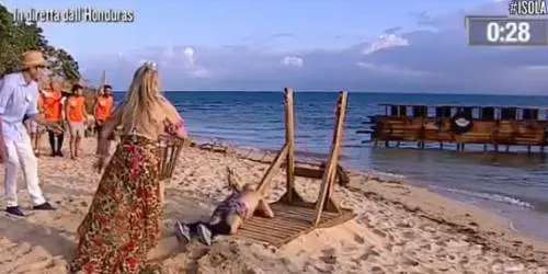 Isola dei Famosi, incidente in diretta per il divino Otelma. La Cipriani lo spinge e cade a terra