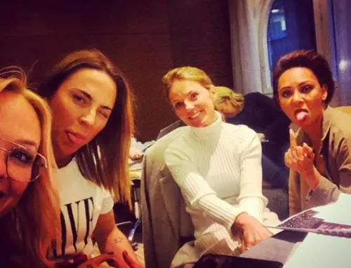 Mel B e il dito medio nella foto con le Spice