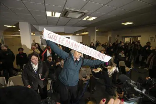 Le femministe contestano Pillon: spintoni e insulti alla conferenza