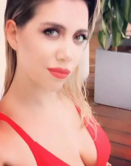 Wanda Nara, sexy in costume rosso su Instagram