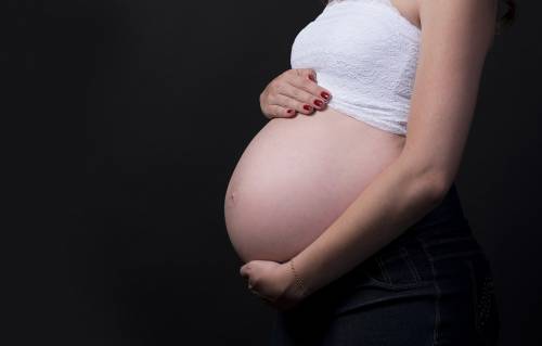 Ha un infarto in casa: muore una 24enne incinta