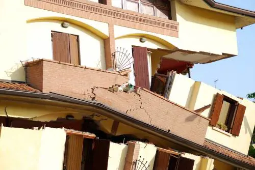 Afragola, crolla un palazzo dopo l'apertura di una voragine