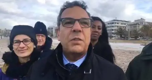 Il candidato grillino che pulisce la spiaggia in giacca e cravatta