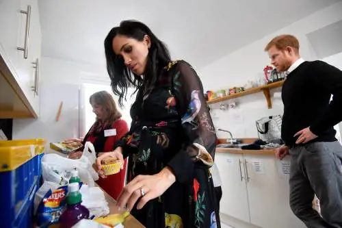 Meghan Markle scrive  (sulle banane) alle prostitute