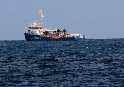 La Sea Watch sfida il Viminale. La Gdf: "Via dalle nostre acque"
