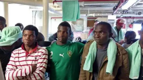 Sea Watch, la farsa dei migranti minori: sono nati tutti lo stesso giorno