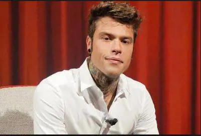 Imbarazzo di Fedez per il "complemese" di Leone