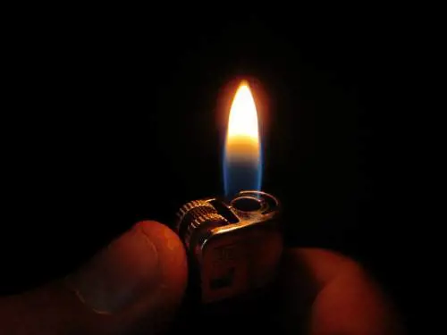 Cosparge la moglie di benzina e prova a darle fuoco: fermato marocchino