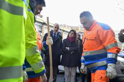 Dopo i detenuti a tappare le buche arrivano anche ex tossici e migranti