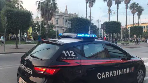 Aggredisce donna in sosta per rapinarle l'auto
