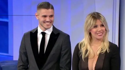 La scollatura di Wanda Nara agita il web: "La prossima volta vai con le z... di fuori"