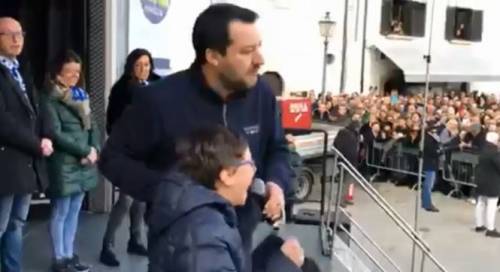 Bimbo sovranista sale sul palco con Salvini e grida: "No alici del Maorcco, c..."
