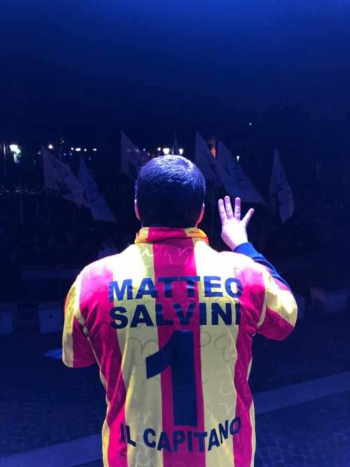 Salvini con la maglia del Giulianova. La società: "No a strumentalizzazioni"