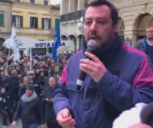 Salvini bersaglio di un uovo, colpita una donna: scuse del ministro