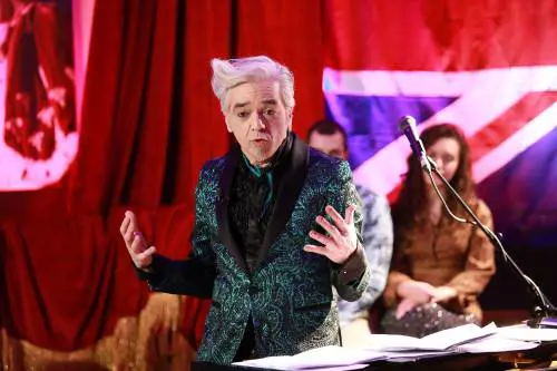 Nek con Marcorè, Arisa con Hadley. Le strane coppie della serata da incorniciare