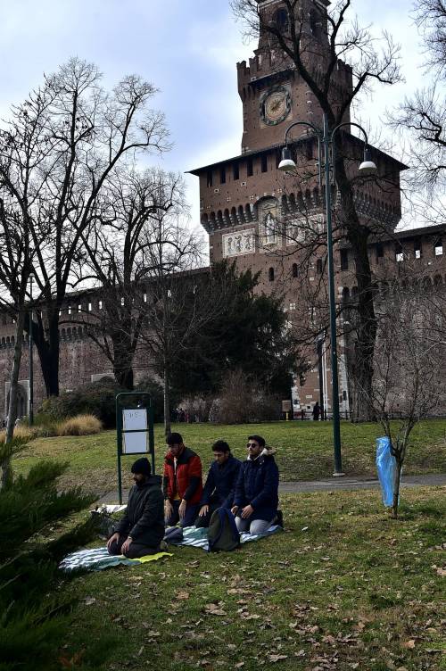 Preghiera musulmana anche davanti al Castello
