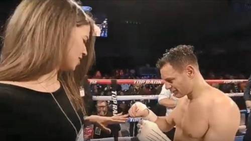 Tommasone ko,  chiede la mano alla fidanzata