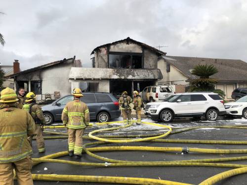 Aereo bimotore precipita su una casa in California: 5 morti nello schianto