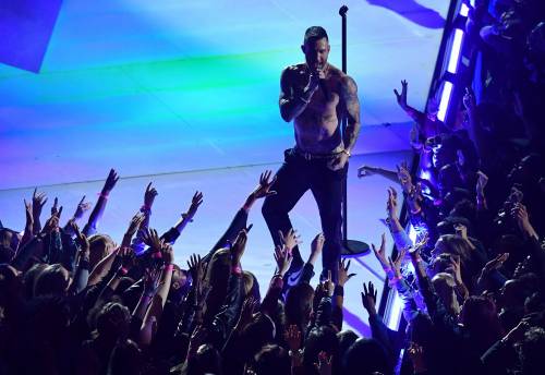 I Maroon 5 cantano al Super Bowl: le foto dal live concert