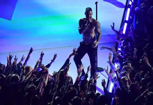 I Maroon 5 cantano al Super Bowl: le foto dal live concert 