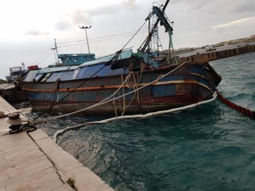 Lampedusa, l'appello del sindaco: "Barca dei migranti sequestrata sta affondando"
